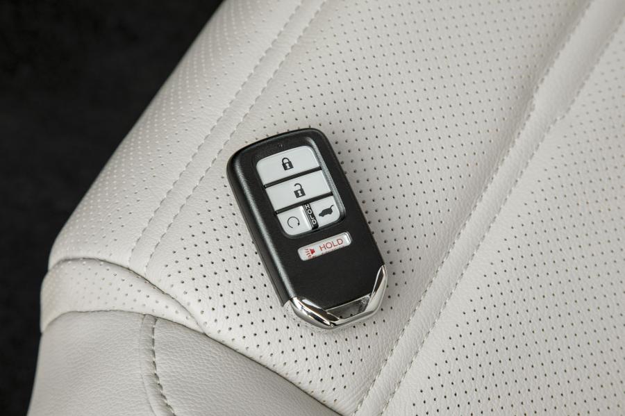 Детали интерьера Honda CR-V 2016 года  (NA) (фото 102 из 157)